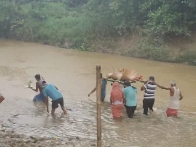 The Agonizing Final Journey: Villagers Forced to Wade Through River for Cremation
