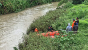 Manipur SDRF rescue team searching Tuitha River in Churachandpur after schoolgirl went missing in flash flood