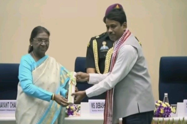Ranjan Debnath receives National Teachers' Award President Murmu